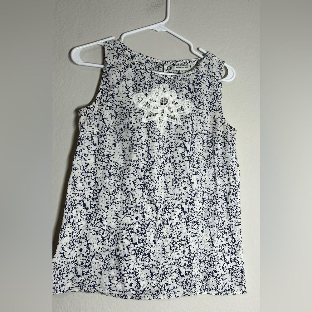 Banana Republic Sleeveless Navy and White Patterned blouse.